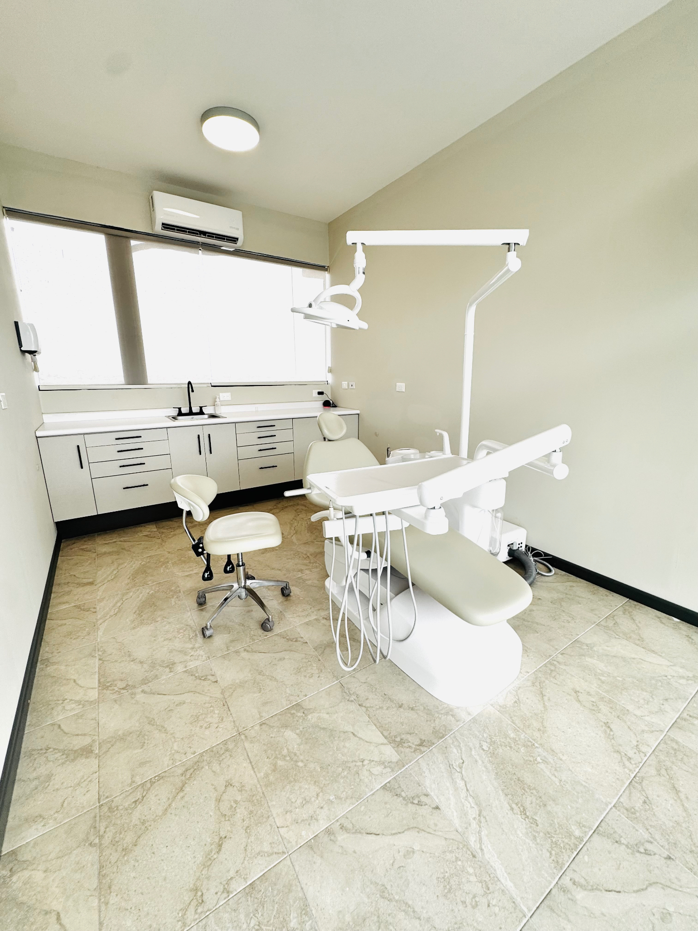Consultorio dental moderno con tecnología avanzada en Monterrey